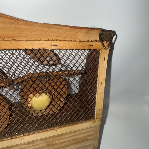 Vintage Ganz Distressed Wood Red Metal Apple Shelf w 3 Hanging Pegs Wire Mesh - Picture 10 of 14